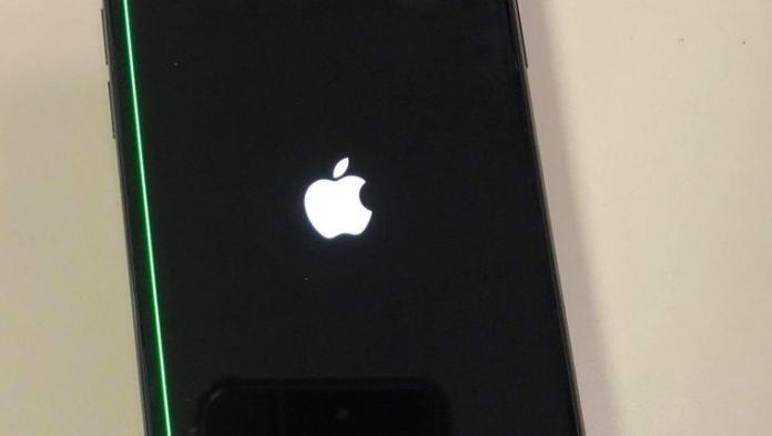 Iphone X Ekranında Yeşil Çizgi