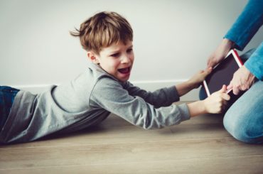 Ağlayan Çocuğa Telefon Ve Tablet Vermenin Etkileri