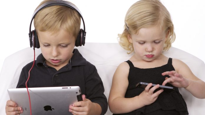 Çocuğunuza Akıllı Telefon Almalı Mısınız